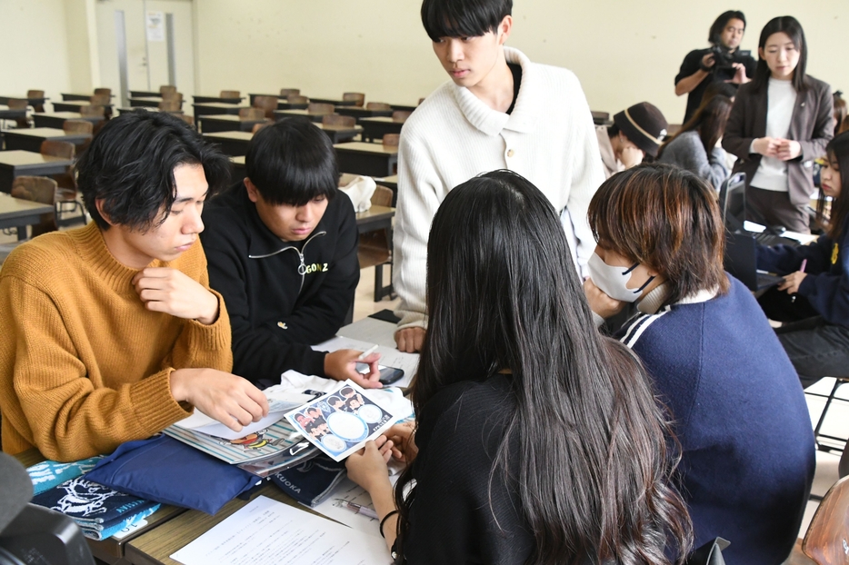 スタンプラリーの内容について議論する九産大生