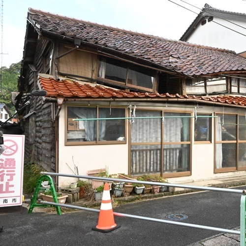 解体が始まった特定空き家＝雲南市大東町大東