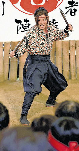 二丁鎌の演武を披露する未央さん（伊賀市で）