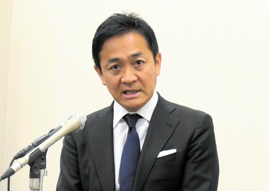 週刊誌報道を受けて記者会見し、時折声を詰まらせながら説明する国民民主党の玉木雄一郎代表=2024年11月11日