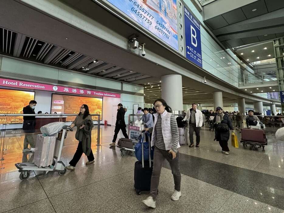 北京首都国際空港に到着した乗客ら＝30日、中国・北京市（三塚聖平撮影）