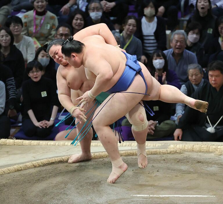 琴桜（左）が上手投げで大の里を破る（カメラ・豊田　秀一）