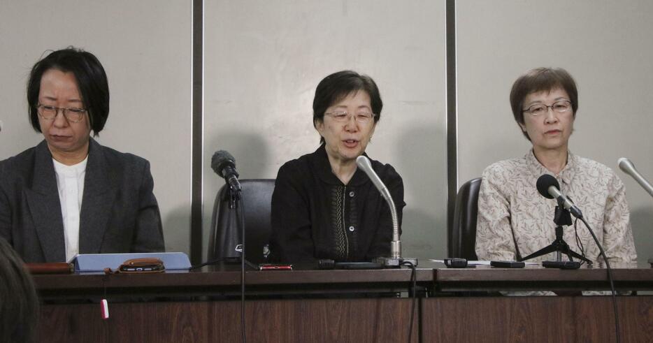 上告後に記者会見する（右から）原告の小川葉子さん、大江千束さん、弁護団の上杉崇子共同代表＝8日午前、東京・霞が関の司法記者クラブ