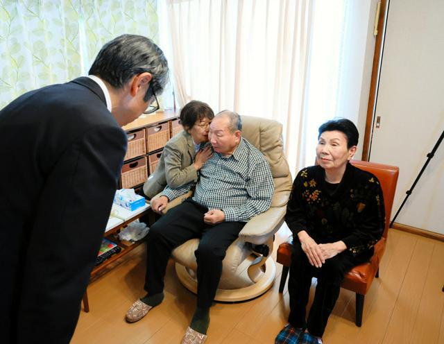 袴田巌さん（右から2人目）と姉の秀子さん（右）に頭を下げる静岡地検の山田英夫検事正（手前）=2024年11月27日午前11時19分、代表撮影