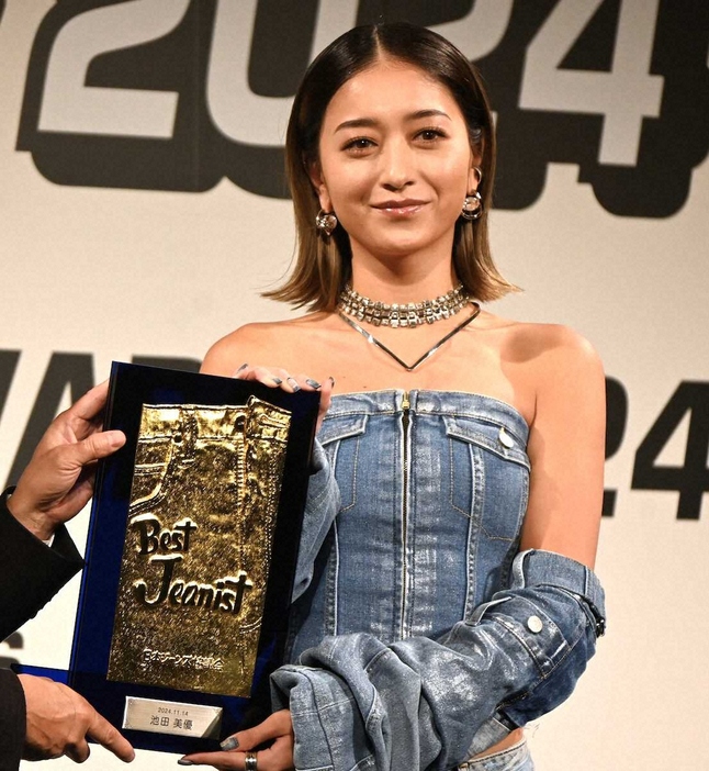 ＜「第41回ベストジーニスト2024」授賞式＞殿堂入りを果たした池田美優（撮影・小渕　日向子）