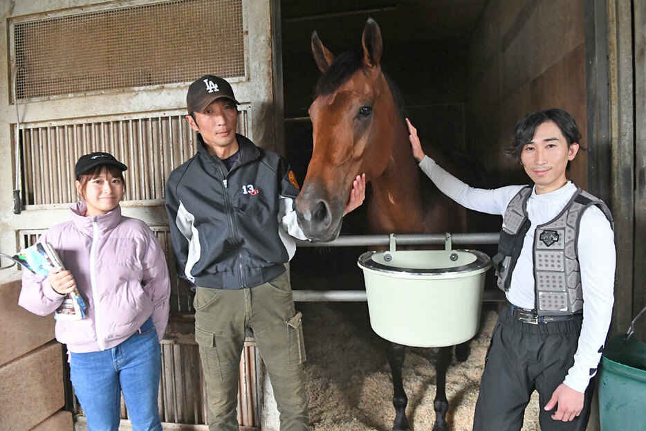 シンリョクカについて木幡初（右）、竹内調教師（中）に話を聞いた栗栖記者