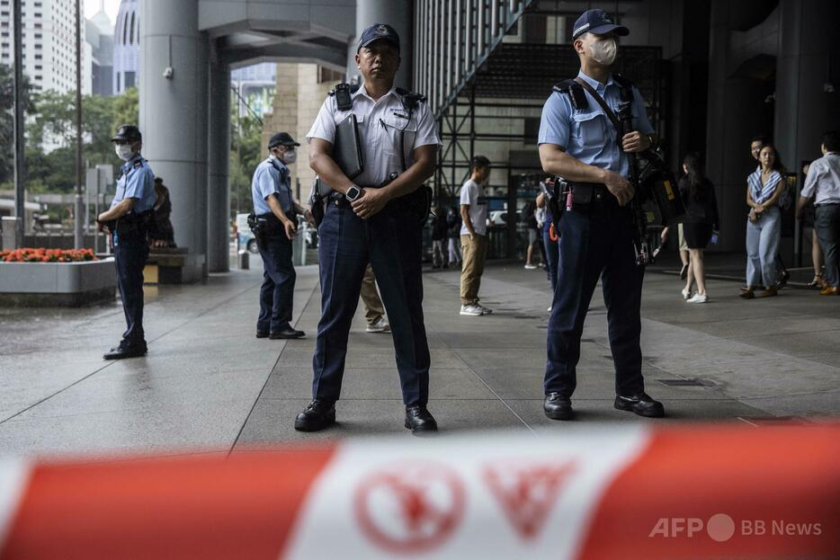 中国・香港で警備に立つ警官（2023年6月6日撮影）。【翻訳編集】 AFPBB News