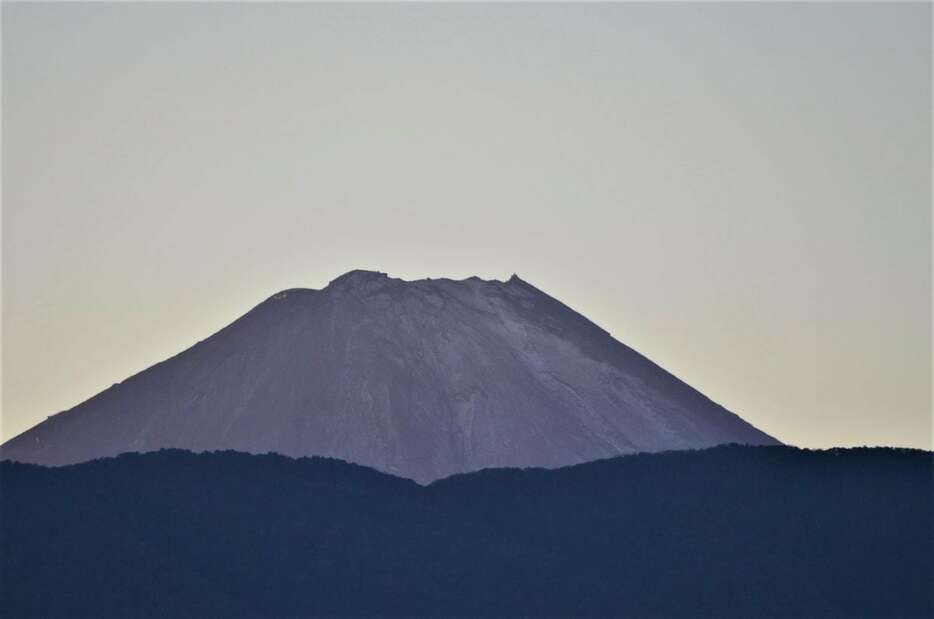 うっすらと雪らしきものが見え、初冠雪となった富士山＝7日午前6時15分、甲府市（平尾孝撮影）