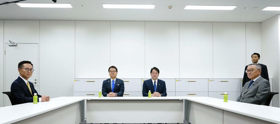 「年収の壁」の見直しを巡り、初会談に臨む（右から）自民党の宮沢税調会長と小野寺政調会長、国民民主党の浜口政調会長と古川税調会長＝14日午後、国会