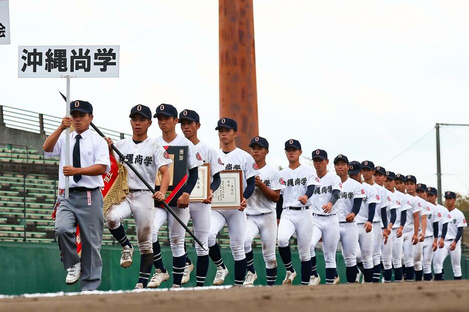 九州大会の優勝旗を手にダイヤモンドを行進する沖縄尚学ナイン＝4日、大分県の別大興産スタジアム（大城直也撮影）