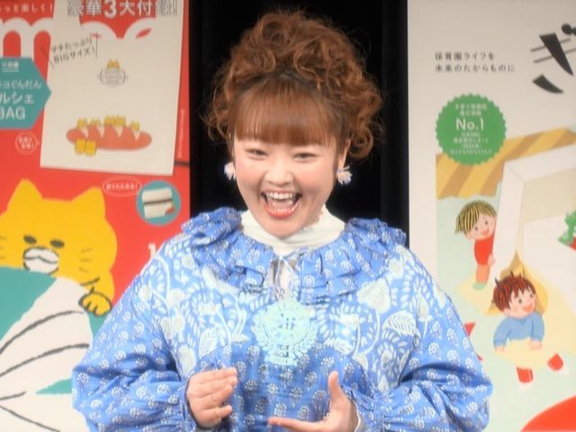 受賞を記念した盾を受け取った柳原可奈子さん