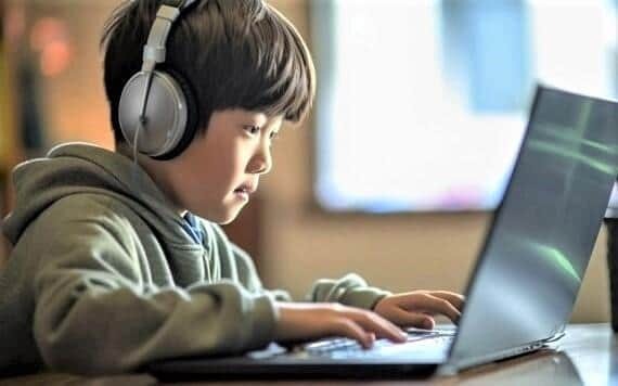 インターネットを利用して学習する子ども（写真はイメージ）