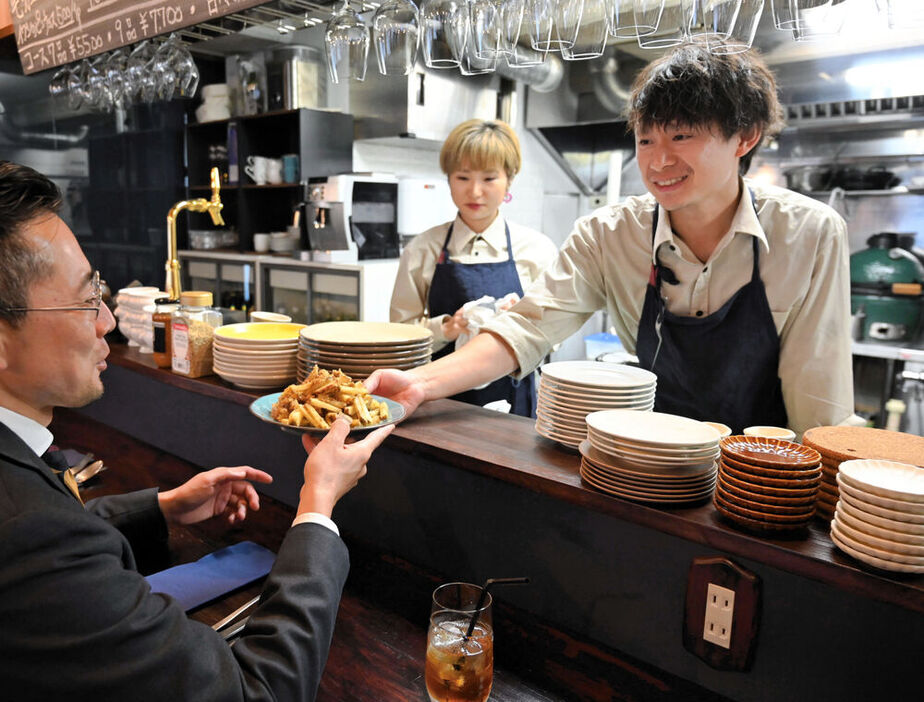 「おなかも心も満たす店」を目指す木幡さん（右）。中央は妻の綾さん