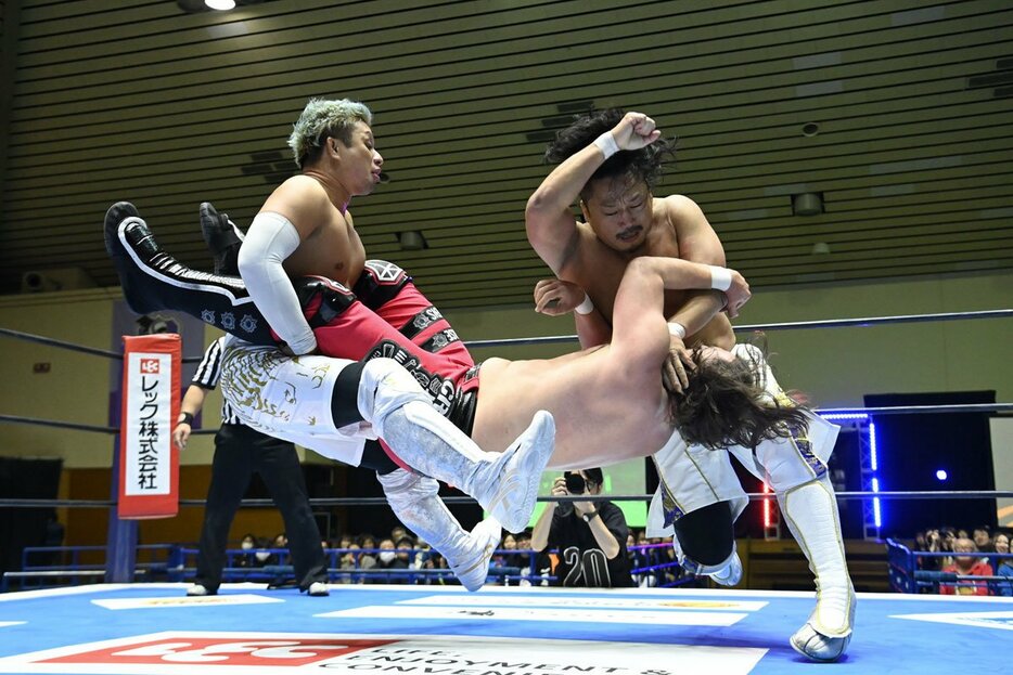 消灯を決めるＹＯＳＨＩ－ＨＡＳＨＩ（左）と後藤洋央紀