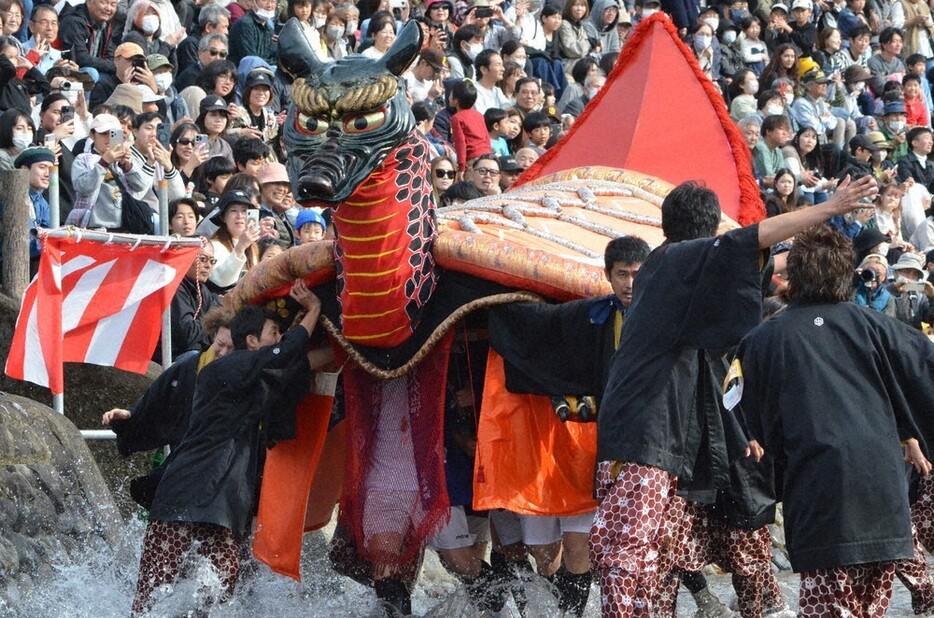 水しぶきを上げながら河原を動き回るガメ＝熊本県八代市で２０２４年１１月２３日午後２時４分、西貴晴撮影