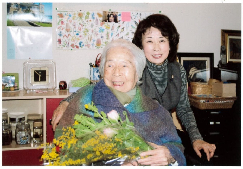 母のあぐりさん（左）１０３歳のお誕生日祝いに笑顔で