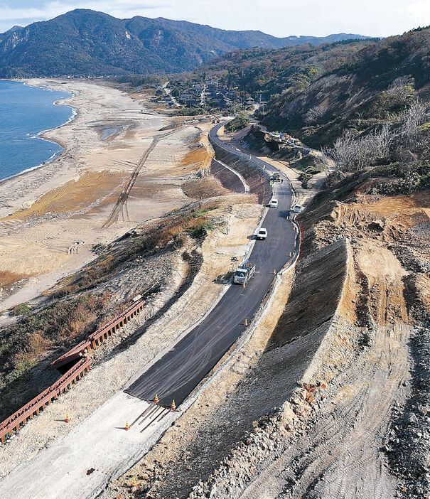 車両が通行可能となった国道２４９号大川浜工区。奥は町野方面で大川浜が広がる＝輪島市内（ドローンから）