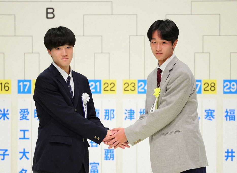 ＜第103回全国高校サッカー・公開抽選会＞初戦の対戦が決まり、握手する帝京・砂押主将（左）と京都橘・宮地主将（撮影・尾崎　有希）