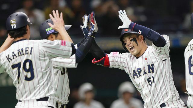 2打席連続HRを放った小園海斗選手【写真：時事】