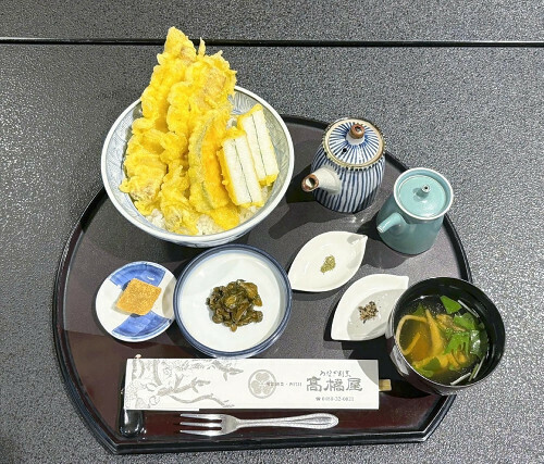 ウナギと季節の野菜の天ぷらがのった「うなぎの天丼」。キュウリの漬物と和菓子も付く