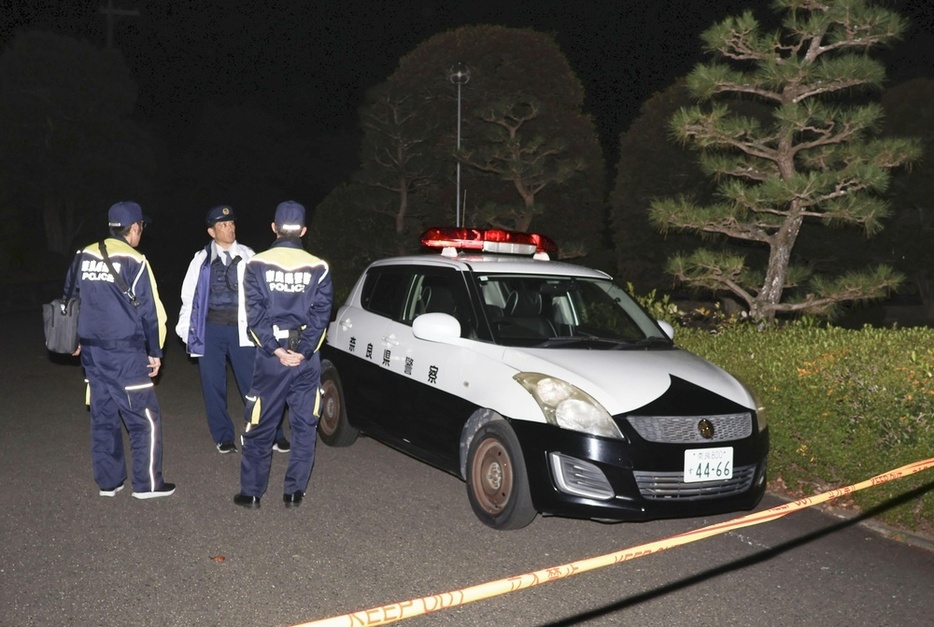 遺体が見つかった奈良市富雄元町の霊園付近＝18日