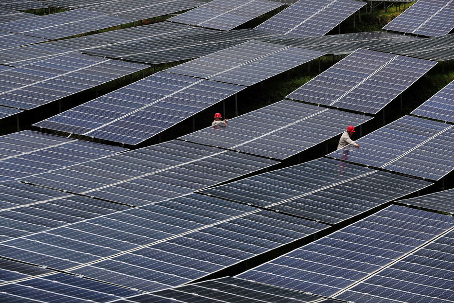 　１１月２０日、中国工業情報省は、太陽光発電（ＰＶ）製造プロジェクトへの投資ガイドラインをまとめ、過剰生産能力の抑制を目指すと発表した。写真は中国の重慶にある太陽光発電所で２０１８年７月撮影（２０２４　ロイター／Stringe）