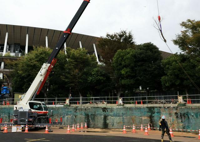 明治神宮外苑地区の再開発工事で、高木の伐採作業が始まった=2024年10月28日午後1時38分、東京都新宿区、長島一浩撮影