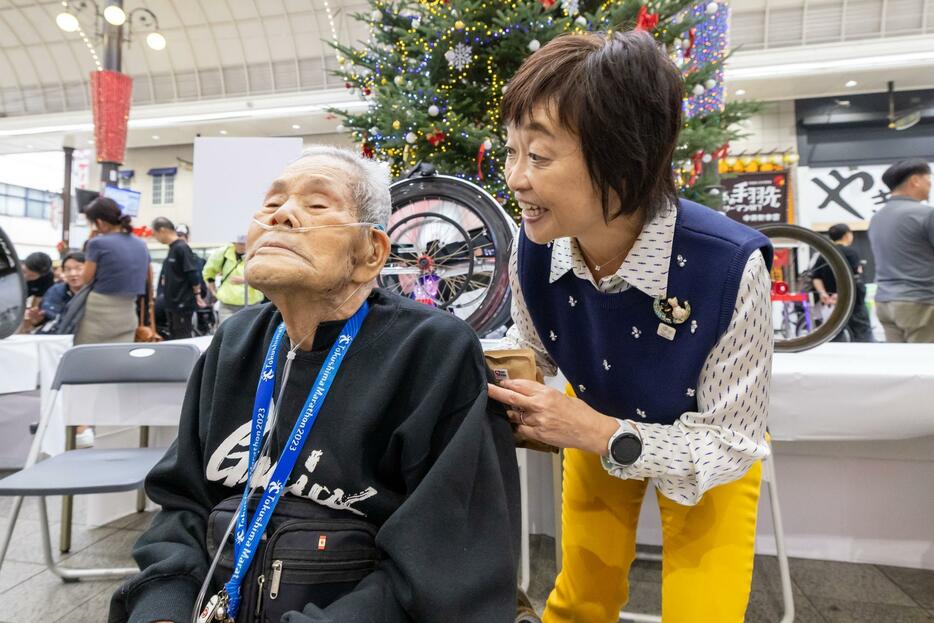 98歳でハーフマラソンに出場予定の工藤金次郎選手（左）に、「頑張って！」と激励の声をかける日本パラ陸上競技連盟の増田明美会長（撮影：越智貴雄）