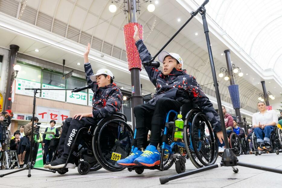 大会初出場の14歳選手2名が選手宣誓を行う。地元・大分から参加の最年少選手、梶取春斗（右）と福岡県の和氣佳汰（撮影：越智貴雄）