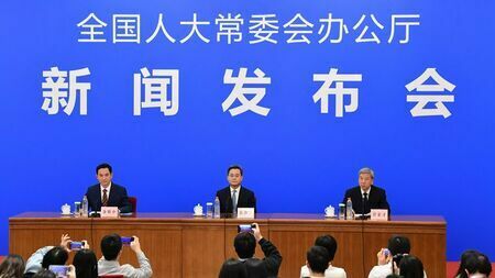 隠れ債務対策の記者会見に臨む中国財政省の藍仏安大臣（写真中央、同省ウェブサイトより）