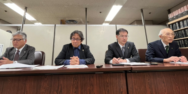 会見する原告の4人の弁護士