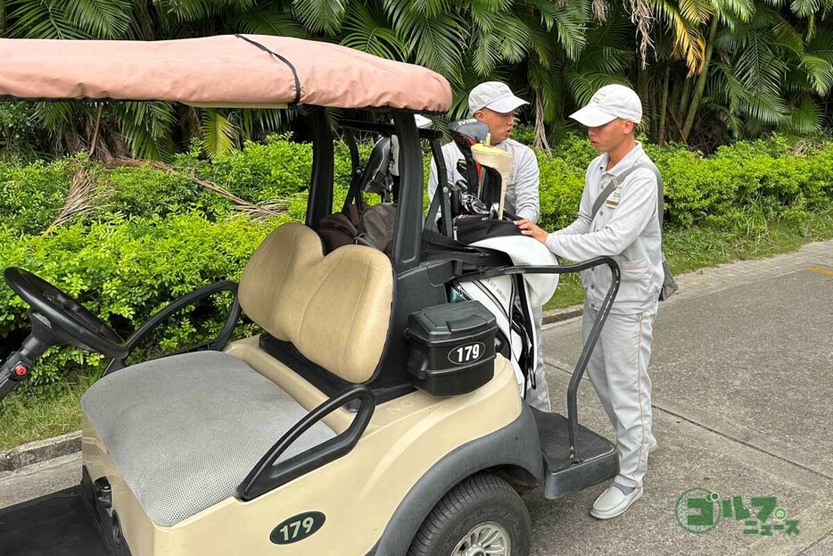 言葉の壁があるので、キャディーとの相性は成績を左右する重要なカギ（写真はイメージ）