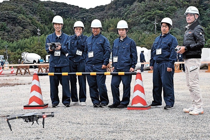 ドローン操作を体験する隠岐水産高校の生徒たち＝島根県隠岐の島町飯田、飯田岸壁