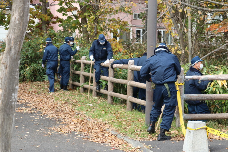 男子大学生が倒れていた公園の茂みを調べる捜査員＝江別市文京台南町で2024年10月27日午前10時28分、後藤佳怜撮影