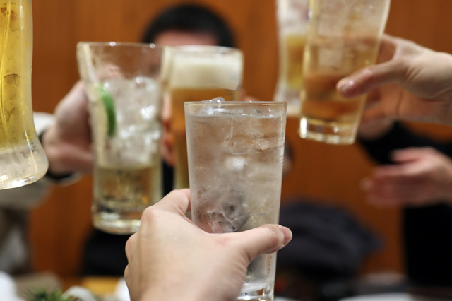 会見によると、お酒はそんなに強くない女性は、焼酎を飲むことになった。飲みなれないお酒を飲んで酔いつぶれ、机に突っ伏してしまっていたという　Photo by iStock