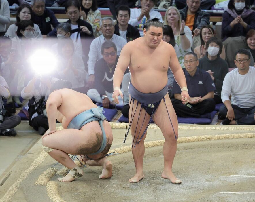 欧勝馬（左）を上手投げで下した豊昇龍（カメラ・朝田　秀司）