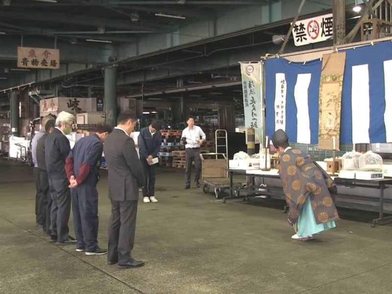 市場の発展などを願って開催された魚供養祭＝６日午前、岐阜市茜部新所、岐阜市中央卸売市場