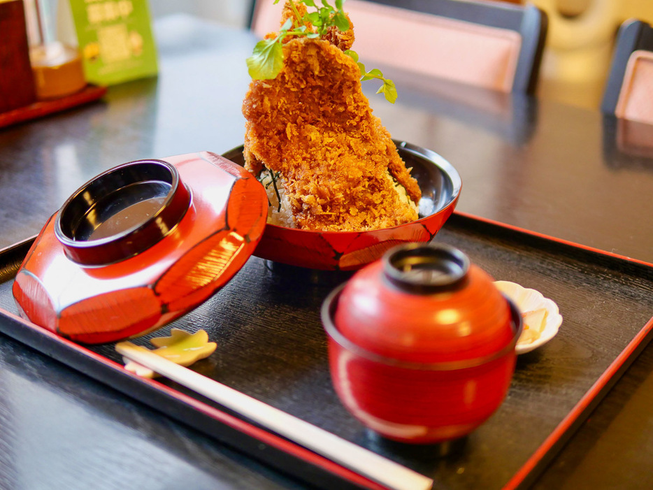 「特製タレカツ丼」1480円。ご飯には紅生姜と海苔が、カツの上には三つ葉がトッピング