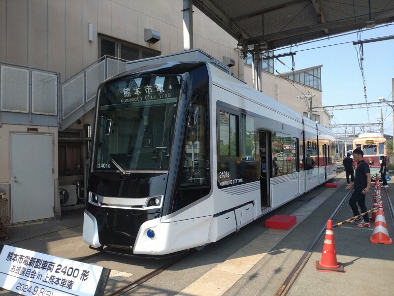 11月24日の運行開始が決まった熊本市電の新型車両2400形＝熊本市西区の上熊本車庫で2024年9月8日午後1時38分、中村敦茂撮影