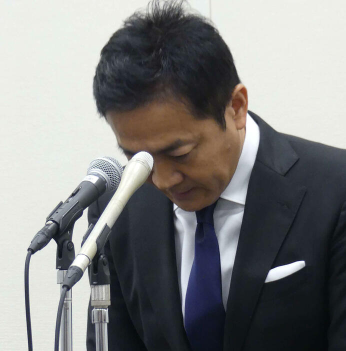 記者会見で謝罪する国民民主党の玉木雄一郎代表（撮影・中山知子）