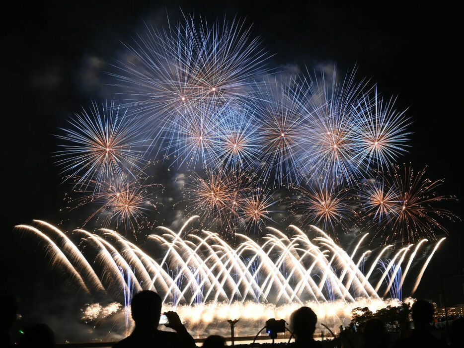 熱海の観光名物として定着している海上花火大会＝熱海市