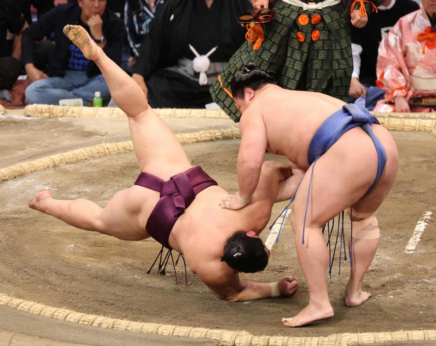 ＜大相撲九州場所8日目＞肩すかしで平戸海（左）を破る若隆景（撮影・成瀬　徹）