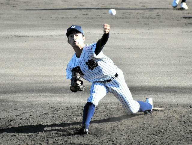 鳴門渦潮―明徳義塾　粘り強く投げた明徳義塾の池崎安侍朗投手=2024年11月3日午後2時29分、高知県立春野、蜷川大介撮影