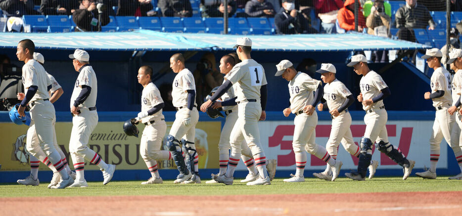 試合に敗れ引き揚げる東洋大姫路ナイン  （カメラ・岡野　将大）