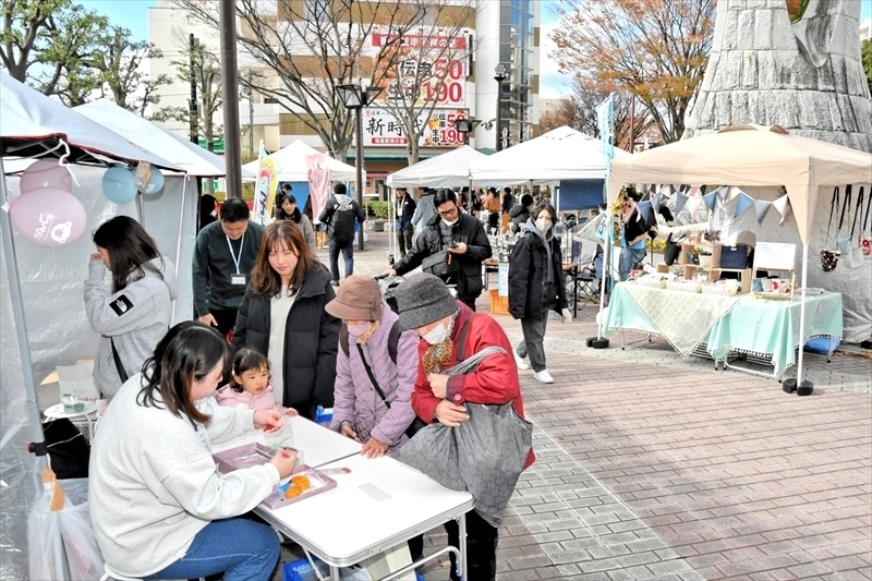 子ども連れなどでにぎわう西口駅前広場の会場