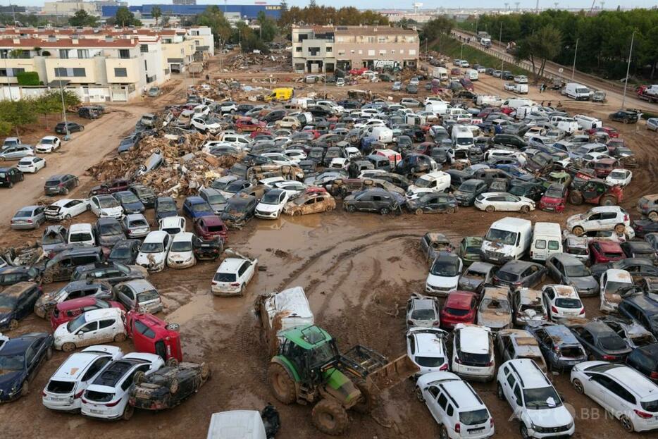 洪水に見舞われたスペイン東部バレンシア自治州アルファファルで、押し流された車両（2024年11月7日撮影）。【翻訳編集】 AFPBB News