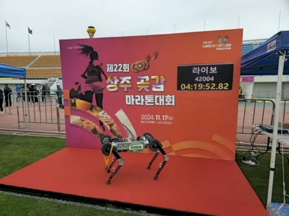 尚州のマラソンでフルコースを完走したライオンロボティクスの「ライボ2」＝KAIST(c)KOREA WAVE