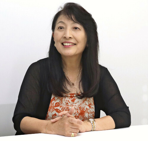 「絵本を通じて自販機の魅力を知ってほしい」と話す由美村さん（秋田市で）