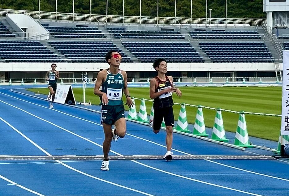 世田谷２４６ハーフマラソンでフィニッシュする法大の安沢駿空(右)と青学大の小河原陽琉(カメラ・手島　莉子)