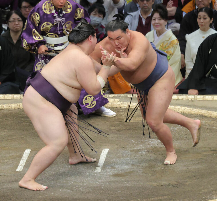 豊昇龍（右）は寄り切りで王鵬を下した（カメラ・池内　雅彦）